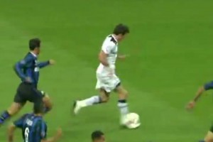 藍黑軍團榮幸成為背景板！十五年前的今天，貝爾完成“大圣下凡”