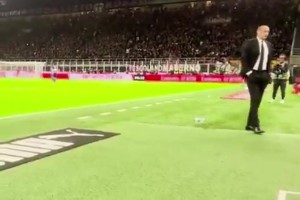 萊奧罰點時，阿萊格里背向球場踱步，球罰進后也很淡定