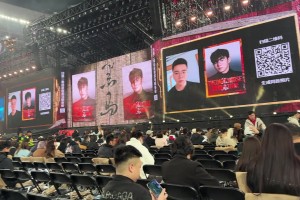 不對啊，這是李榮浩演唱會啊，也用上《橘頌色的火焰》暖場了