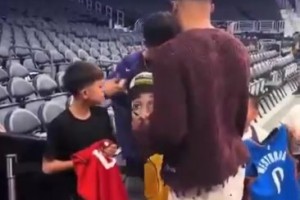 網(wǎng)傳威少沒在湖人球衣簽名？其實有后續(xù)！威少簽了腕帶送給湖蜜