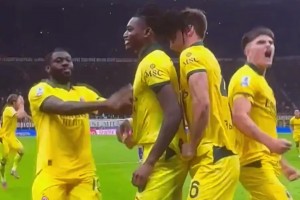 萊奧：我要脫衣慶祝下。隊(duì)友”斯到普“！”斯到普“！