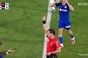 皇馬多打一人！恩約姆僅登場1分鐘對維尼修斯犯規(guī)被直紅罰下！