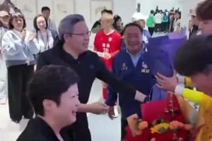 功臣！南通市委書記蘇超半決賽賽后給南通隊(duì)兩位門將送上鮮花?