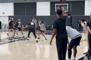 可圈可點！威少國王隊內(nèi)訓(xùn)練一鏡到底：助攻隊友+被包夾運球失誤