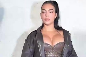 C羅老婆喬治娜穿皮褲現(xiàn)身時(shí)尚展會(huì)，這身穿搭看著好夸張啊??