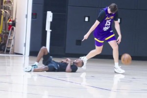 不要太過(guò)分！??里夫斯背運(yùn)把助教給晃倒了，還對(duì)后者瘋狂嘲諷