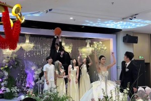 過(guò)分了，伴郎不但搶捧花，還要下快攻??