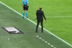 球迷實(shí)拍！阿萊格里在場(chǎng)邊呼叫球員登場(chǎng)