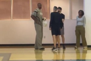 天賦最炸裂的男人！伊巴卡現(xiàn)身雷霆訓練場，與工作人員熱聊