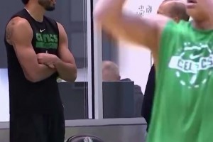 凱蜜心頭一緊？錫伯杜現(xiàn)身凱爾特人訓(xùn)練館，和塔圖姆相談甚歡