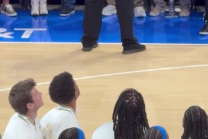 今年衛(wèi)冕概率極大？雷霆在主場升起總冠軍旗幟！