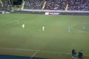 曾經(jīng)的基耶薩！球迷：只有踢過球的才知道，這一下爬起來有多難