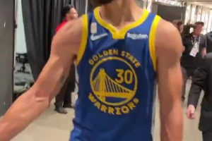 開門紅！庫里賽后球員通道念叨：第一場拿下，還有81場！