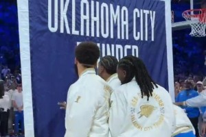 俄城第一冠！雷霆升起冠軍旗幟，小伙子們上去趕緊摸一把！