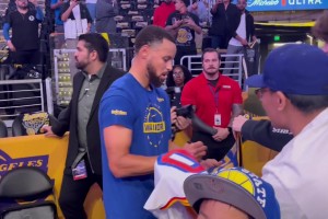 擁有反客為主的人氣??庫里在湖人主場球員通道給球迷們簽名~