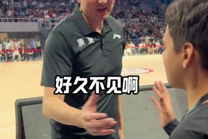 提前預(yù)定？威姆斯帶兒子觀賽廣東男籃 杜鋒：以后一定來宏遠(yuǎn)打球