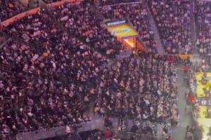 還惦記著這事??湖人揭幕戰(zhàn)，全場(chǎng)球迷高喊：謝謝獨(dú)行俠GM尼科