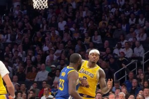 都是暴脾氣！追夢(mèng)與范德彪對(duì)抗后互相大力推搡??險(xiǎn)引沖突