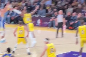 庫追默契無間！追夢手遞手掩護擋住東契奇，助庫里三分一發(fā)入魂~