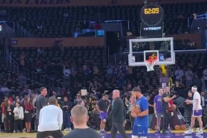 一旁斯呆芬都看呆了??艾頓賽前熱身 竟然用端尿盆投半場三分…