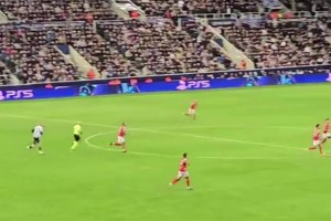 太離譜了??！紐卡門將波普手拋球扔了約60米