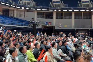 人很多?。∏鄭u隊在球館內組織球迷一起觀看楊瀚森NBA首秀~