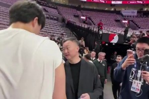 師徒情深！青島主帥劉維偉現(xiàn)場給楊瀚森助威，還和前外援里斯聊天