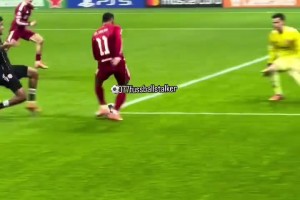 網(wǎng)友：又菜又獨(dú)！球迷現(xiàn)場(chǎng)實(shí)拍薩拉赫無(wú)視空門(mén)的維爾茨