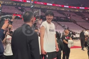 見證NBA常規(guī)賽首秀！劉維偉與楊瀚森師徒見面，一陣熱聊啊~