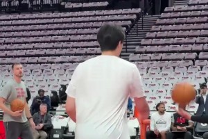 來自馬刺冠軍中鋒的指導(dǎo)！楊瀚森賽前訓(xùn)練，斯普利特特地上前指點