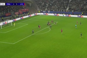 該傳??！薩拉赫無視空門的維爾茨打門被撲，維爾茨氣的跳了起來