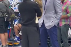 兩位這是在談什么交易呢？富保羅與獨(dú)行俠高管Nico面對(duì)面熱聊