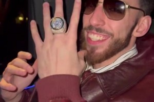 中國球迷們聽到了嗎？切特用中文秀戒指！