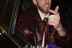 意氣風發(fā)！霍姆格倫在戰(zhàn)勝火箭后搖下車窗炫耀自己的總冠軍戒指~