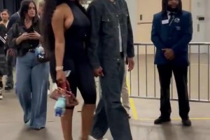 這身材確實(shí)夸張！??克萊賽后與女友馬冬梅手牽手離場(chǎng)