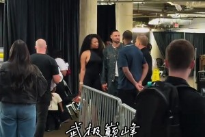 女友梅根來接克萊下班，克萊都顯得小鳥依人了...