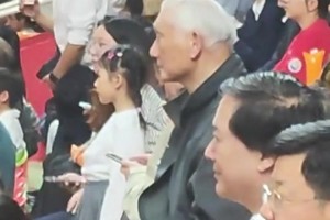 姚明爸爸姚志源現(xiàn)場觀看浙BA，一頭白發(fā)也藏不住氣場...