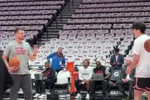 世界太瘋狂了！昨天助教斯普利特還在點(diǎn)評(píng)楊瀚森 今天升級(jí)主教