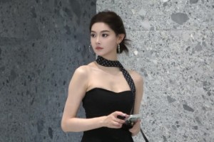 美女主播金佳悅一身黑色露肩裙：好女人得到名聲 壞女人得到一切