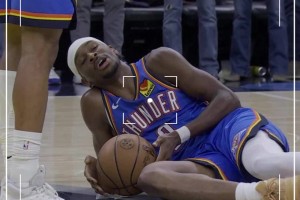 26罰狂砍55分的亞歷山大 打到2加時癱坐地上表情麻累了??