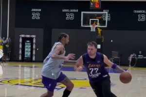 湖人最新訓(xùn)練集錦：東契奇依舊生猛！布朗尼居然學(xué)了不沉球投籃！