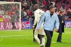 此前呂迪格向馬競球迷做斗牛士動作，馬競球迷回擊礦泉水瓶??