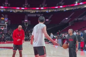 楊瀚森賽前護(hù)框練習(xí)，今天看來要化身籃下擎天柱！