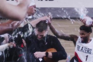 一掃陰霾！開拓者全員潑水慶祝斯普利特首勝??小楊潑得很開心啊