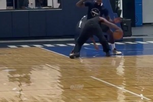 歐文親自指導(dǎo)新秀弗拉格投籃，這畫面太有愛了吧！