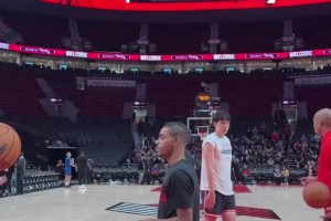 楊瀚森賽前罰球練習(xí)，比賽中爭(zhēng)取都把罰球拿下??