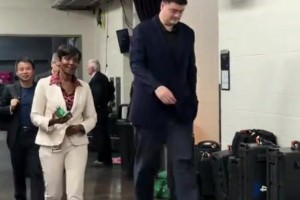 姚明抵達(dá)火箭球館，觀看主場揭幕戰(zhàn)和杜蘭特主場首秀