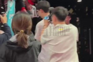 楊瀚森賽前給場(chǎng)邊球迷簽名，這人氣真是杠杠的！