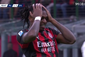 太可惜了！莫德里奇?zhèn)髑蚋７{腳后跟妙傳！萊奧抽射擊中橫梁！