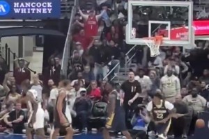 又被胖虎秀到了！錫安在文班頭上完成一記炸裂補(bǔ)扣